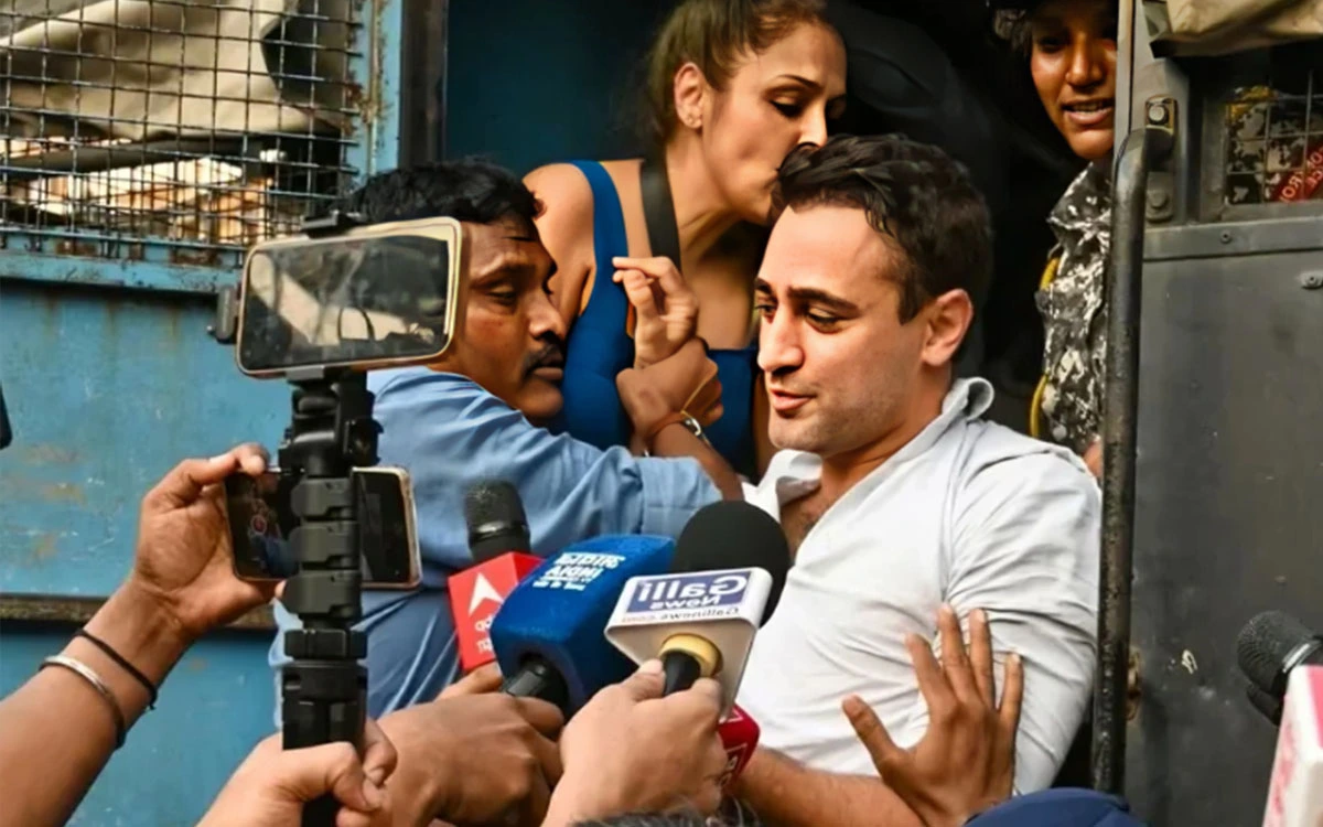 তেলাপোকার বিক্ষোভে অংশ নেওয়ায় অভিনেতা ইমরান খানকে ভারত ছাড়ার নির্দেশ