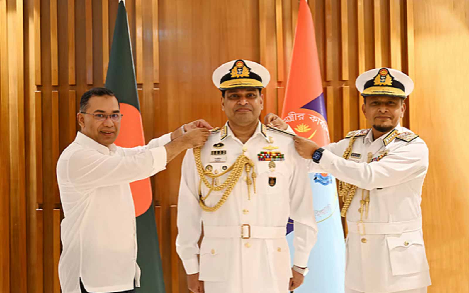 নৌবাহিনীর নতুন প্রধানকে র্যাঙ্ক ব্যাজ পরিয়ে দিলেন প্রধানমন্ত্রী