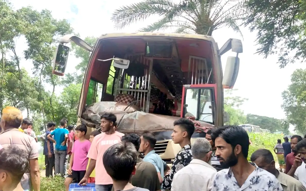 নাটোরে বাস-নছিমনের সংঘর্ষে তিন ব্যবসায়ীর মৃত্যু