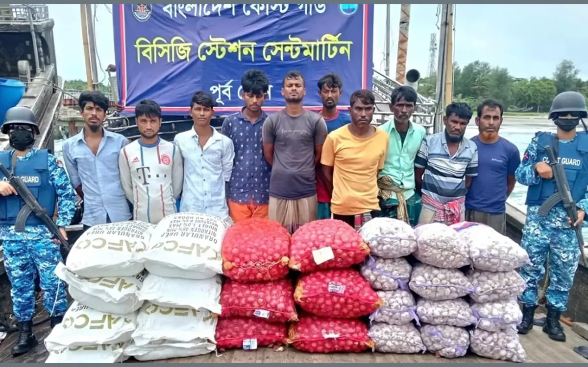 মিয়ানমারে পাচারের সময় বিপুল পরিমাণ সার ও পেঁয়াজ-রসুন জব্দ, আটক ১০