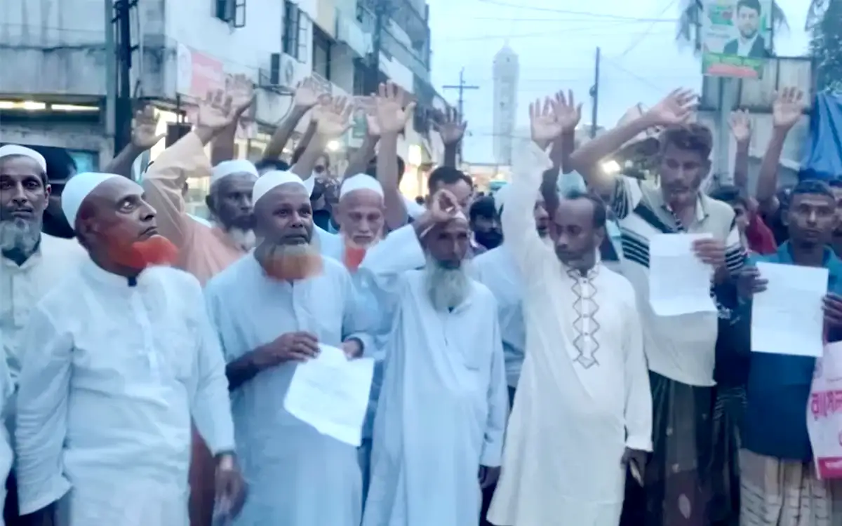 শ্রীপুরে গরু চুরি বন্ধ না হওয়ায় পুলিশের বিরুদ্ধে গ্রামবাসীর বিক্ষোভ