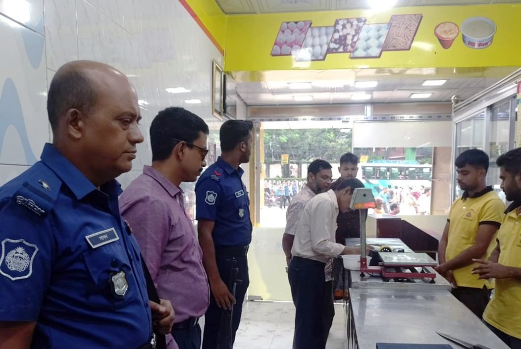বগুড়ায় দইয়ের দোকানে ভোক্তা অধিদপ্তরের অভিযান