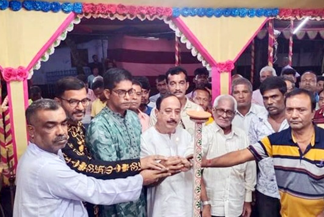 মঙ্গল প্রদীপ প্রজ্বলনের মধ্য দিয়ে বগুড়ার শেরপুরে ৬৪ প্রহরের লীলা কীর্তন শুরু