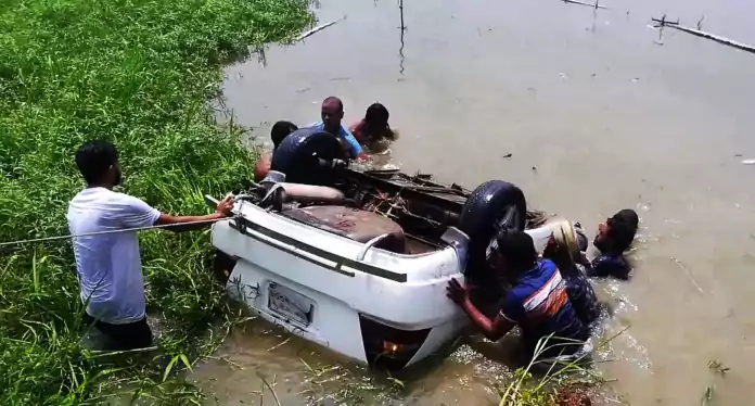 সিএনজি কে সাইড দিতে ডোবায় প্রাইভেটকার! ভেতরে আটকে নিহত ২