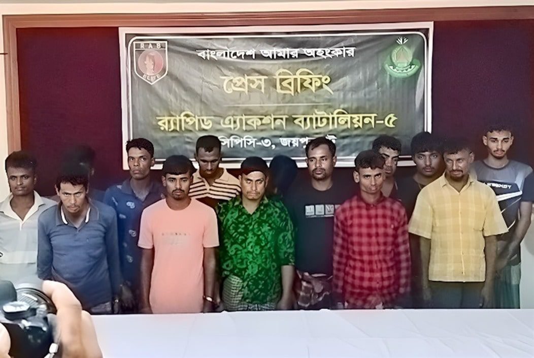 নওগাঁয় ডাকাত দলের ১৪ সদস্যকে আটক করেছে র্যাব