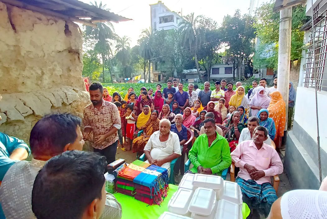 নওগাঁয় দুর্গাপূজা উপলক্ষে সনাতন ধর্মাবলম্বীদের মাঝে উপহার বিতরণ