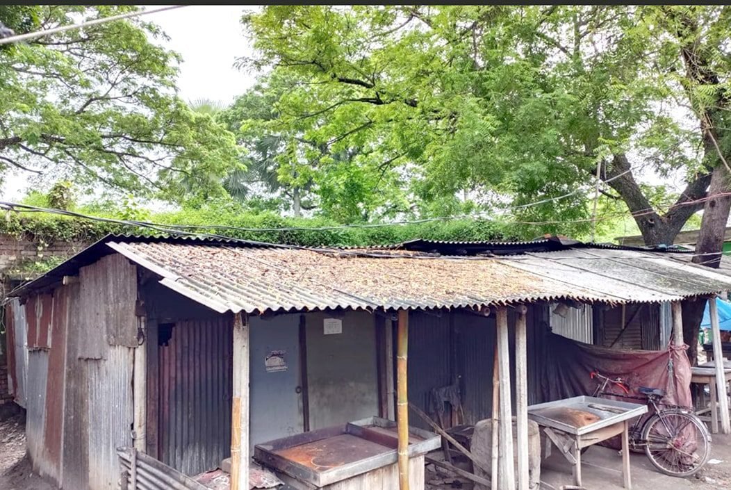 নওগাঁয় সরকারি জায়গা বেদখল