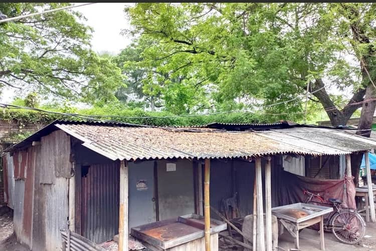 নওগাঁয় সরকারি জায়গা বেদখল