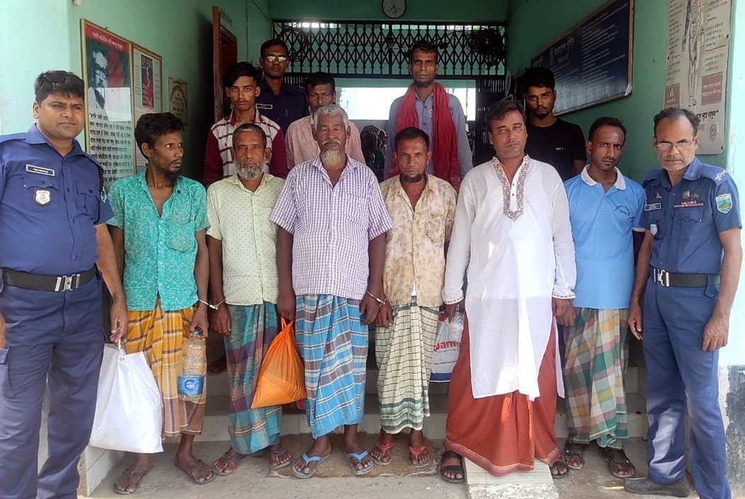 নওগাাঁর মহাদেবপুরে বিভিন্ন মামলায় ৪ নারীসহ আটক ১৪