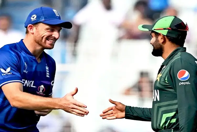 ইংল্যান্ড পাকিস্তানের বিপক্ষে টস জিতে ব্যাটিংয়ে