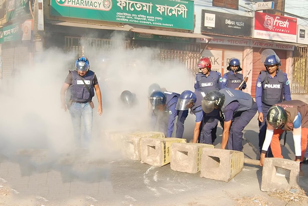 বগুড়ায় পুলিশের ওপর হাত বোমা নিক্ষেপের অভিযোগ