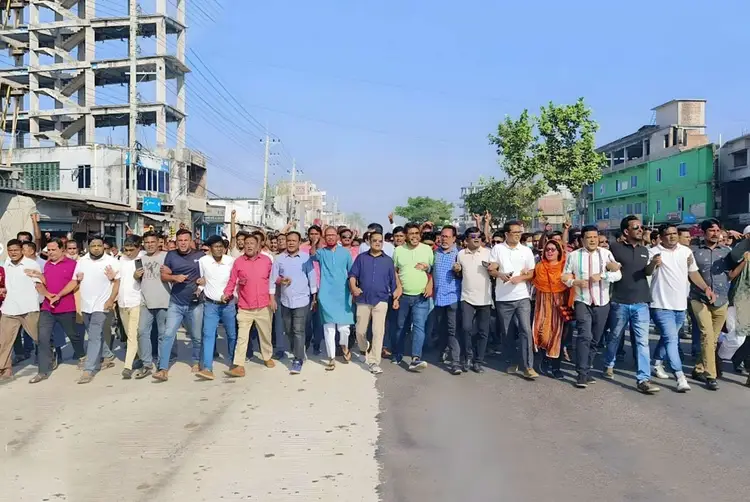 বগুড়া শেরপুরে অবরোধের সমর্থনে বহিস্কৃত নেতা খোকা