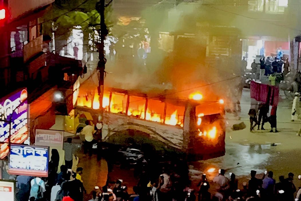 রাজধানীর সায়েদাবাদে বাসে আগুন দিয়েছে দুর্বৃত্তরা