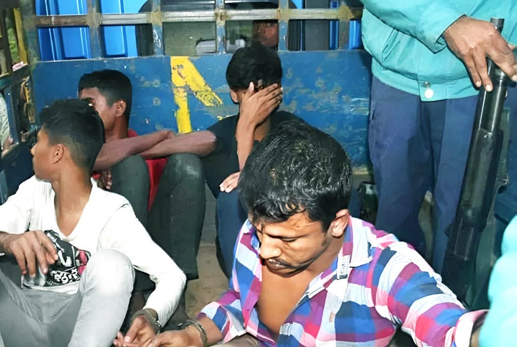 খুলনায় খাসির মাংসর কথা বলে কুকুরের মাংস বিক্রি, ৪ জন কারাগারে