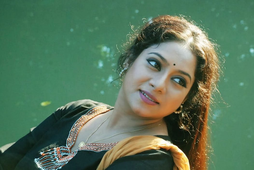জন্মদিনের দিনে দেশে ফিরলেন চিত্রনায়িকা শাবনূর