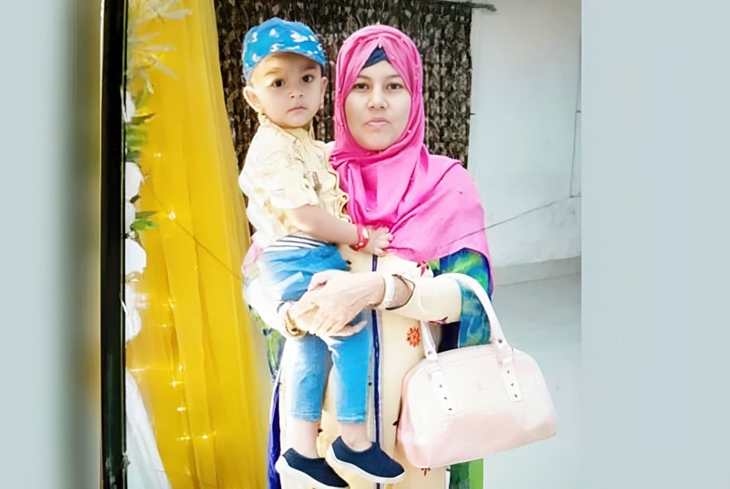 ট্রেনে আগুন: শিশু সন্তানকে নিজের কোলেই জড়িয়ে মারা যান মা