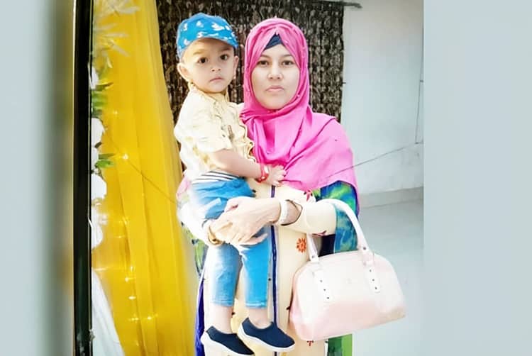 ট্রেনে আগুন: শিশু সন্তানকে নিজের কোলেই জড়িয়ে মারা যান মা