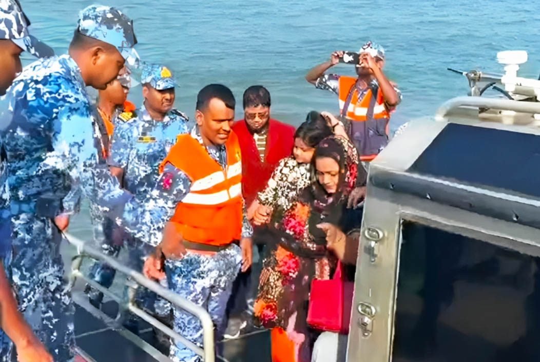 ডুবোচরে আটকে যাওয়া জাহাজ থেকে ৪৪ যাত্রী উদ্ধার