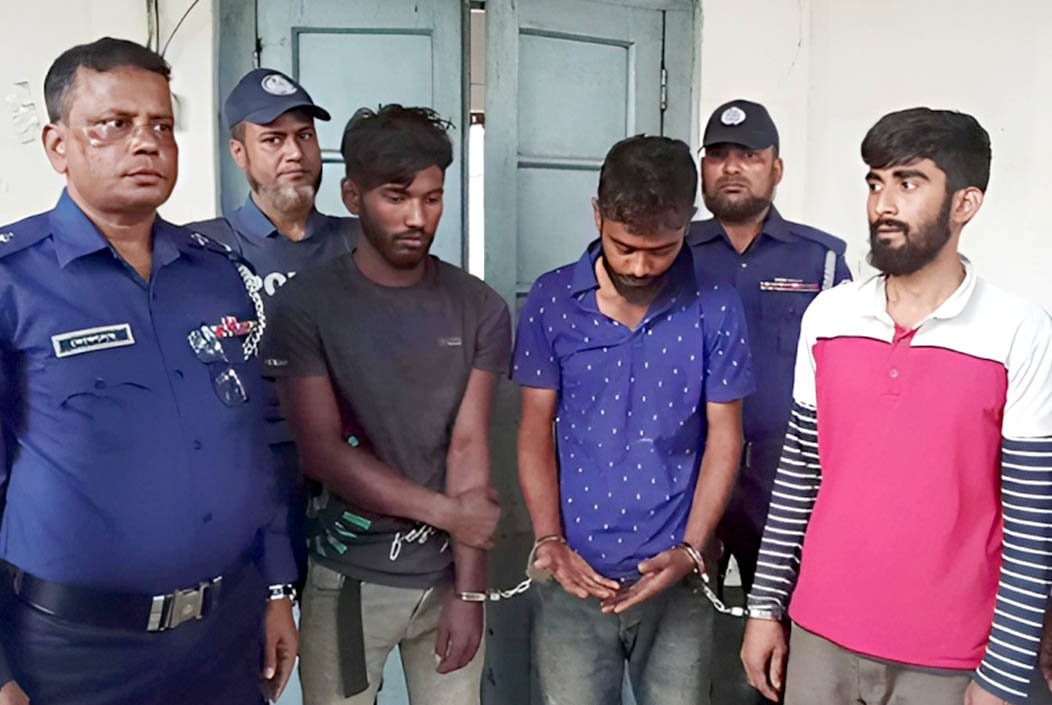 নারায়ণগঞ্জে ট্রেনে বোমা বিস্ফোরণ ঘটানোর সময় গ্রেফতার ৩