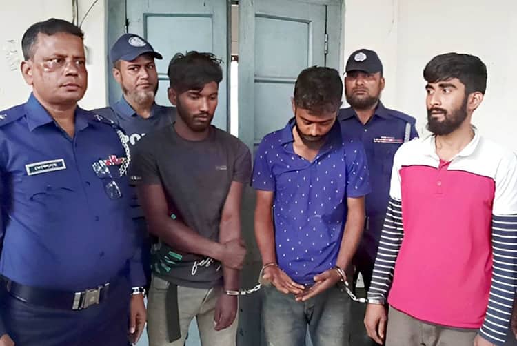 নারায়ণগঞ্জে ট্রেনে বোমা বিস্ফোরণ ঘটানোর সময় গ্রেফতার ৩