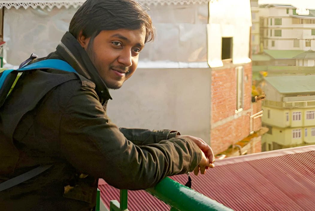 নারীকে বাঁচাতে গিয়ে ট্রেনে কাটা পড়ে মৃত্যু হয়েছে পরিচালক তৈমুরের