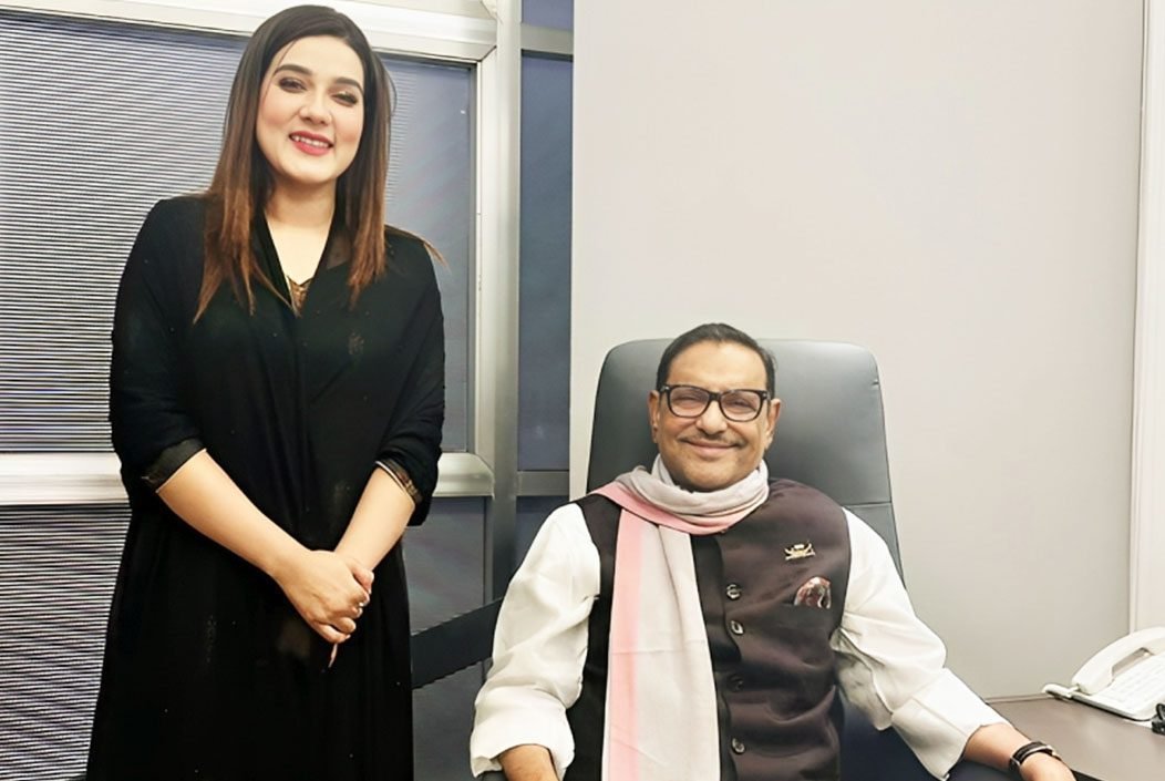 প্রার্থিতা ফিরে পেয়ে সড়ক ও সেতু মন্ত্রী ওবায়দুল কাদেরের দোয়া নিলেন মাহিয়া মাহি