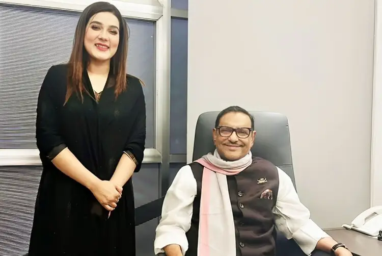 প্রার্থিতা ফিরে পেয়ে সড়ক ও সেতু মন্ত্রী ওবায়দুল কাদেরের দোয়া নিলেন মাহিয়া মাহি