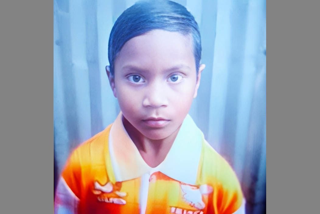 বাবাকে বাঁচাতে যাওয়ায় ১০ বছরের শিশুকে হত্যা করেছে সন্ত্রাসীরা