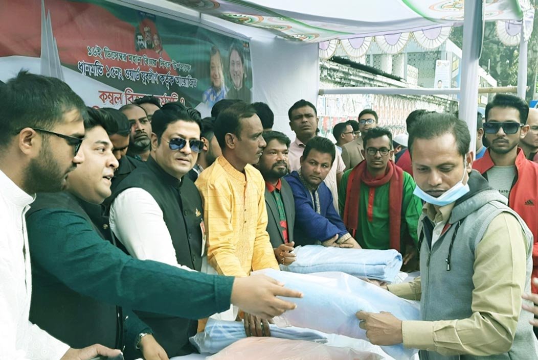 বিজয় দিবস উপলক্ষে কম্বল বিতরণ করলেন চিত্রনায়ক ফেরদৌস