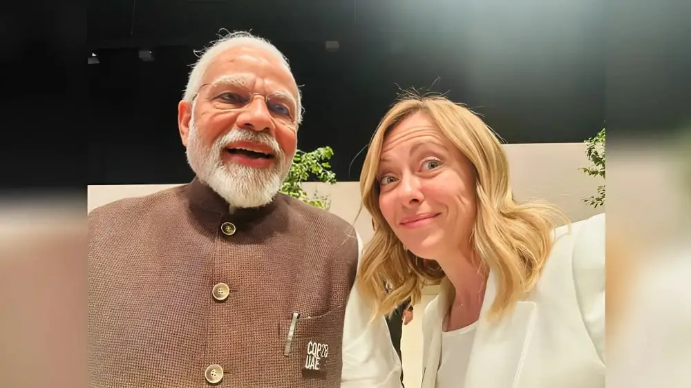 ভারতের প্রধানমন্ত্রী জর্জিয়া মেলোনির সঙ্গে সেলফি নিয়ে ...