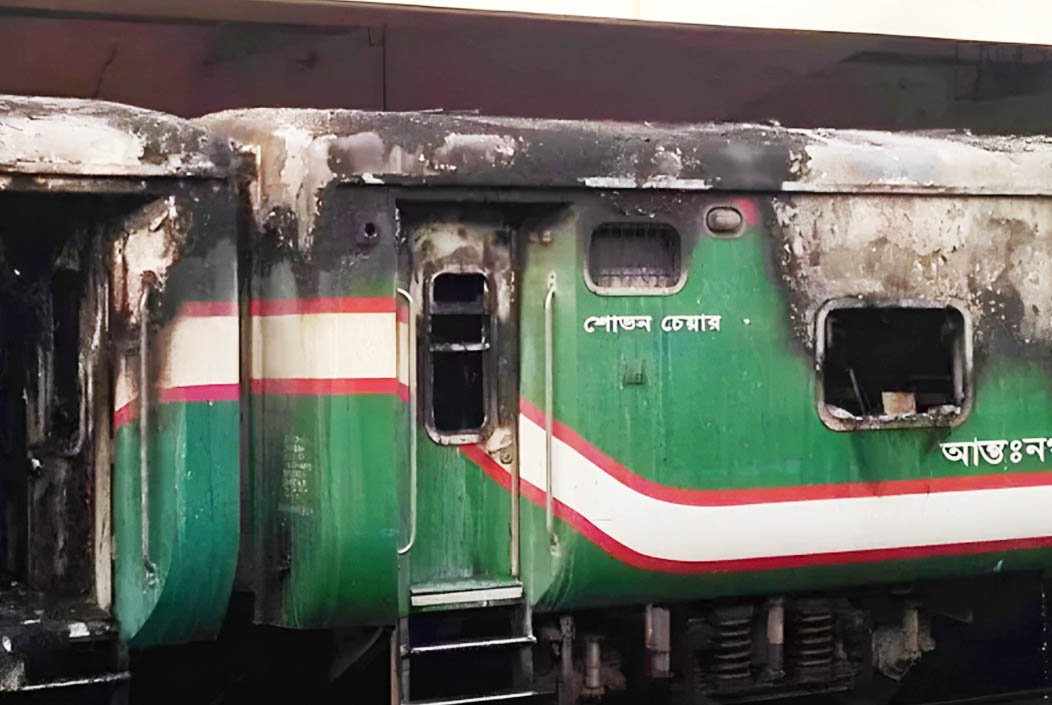 রাজধানীর তেজগাঁওয়ে ট্রেনে আগুন দেওয়া দুর্বৃত্তদের বিরুদ্ধে মামলা