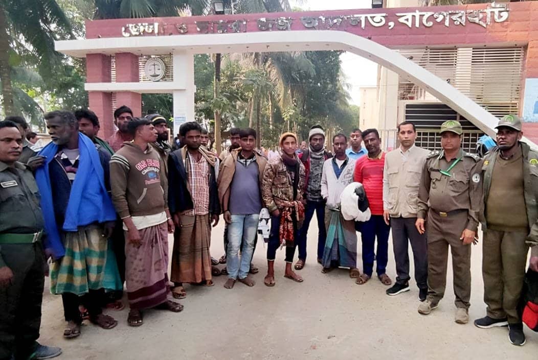 সুন্দরবনে নিষিদ্ধ সময়ে অবৈধভাবে কাঁকড়া ধরায় ১৬ জেলে আটক
