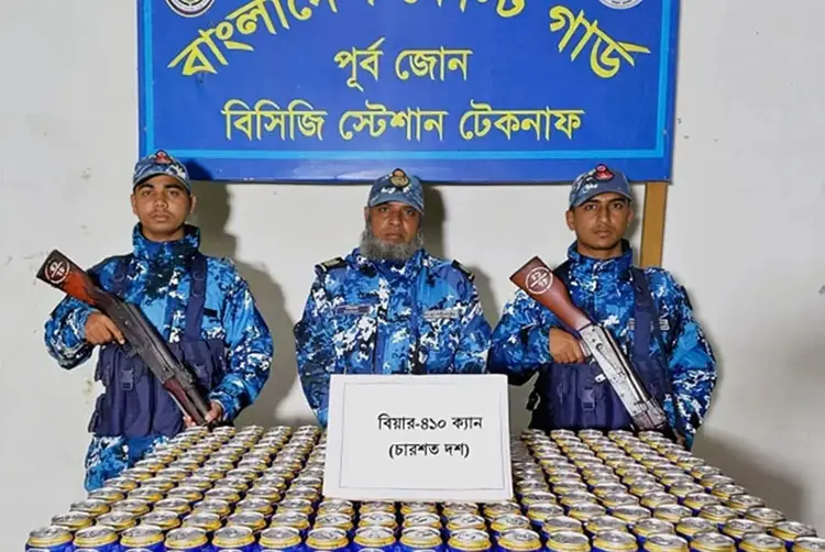 কক্সবাজারের টেকনাফে বিপুল পরিমাণ বিয়ার ক্যান জব্দ