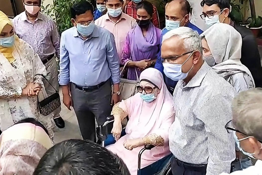 খালেদা জিয়া ৫ মাস পর হাসপাতাল থেকে বাসায় ফিরলেন
