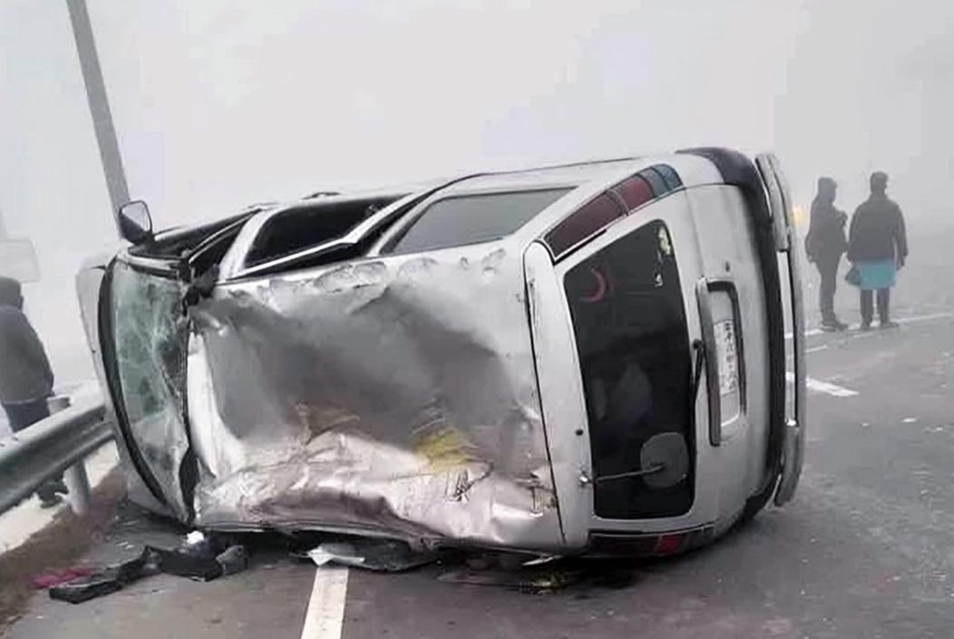 চট্টগ্রামের আনোয়ারায় বঙ্গবন্ধু টানেল অ্যাপ্রচ সড়কে মাইক্রোবাস দুর্ঘটনায় আহত ৮