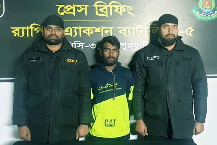 জয়পুরহাটে কারাদণ্ডপ্রাপ্ত পলাতক আসামি মা-ছেলে আটক