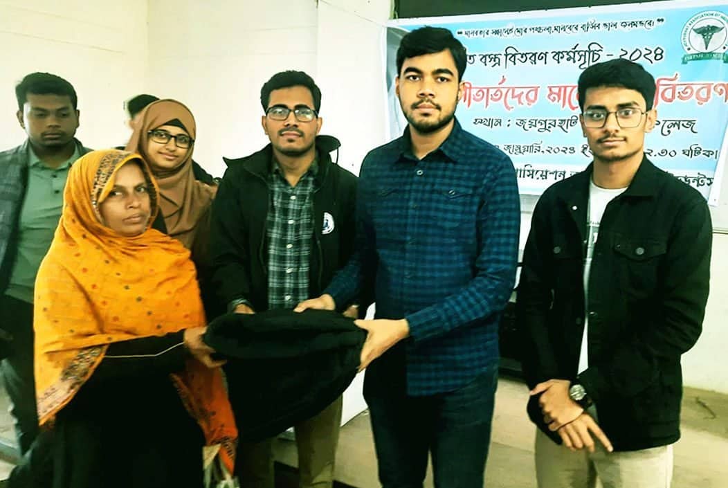 জয়পুরহাটে গরিব-দুঃখী মানুষের মাঝে কম্বল বিতরণ