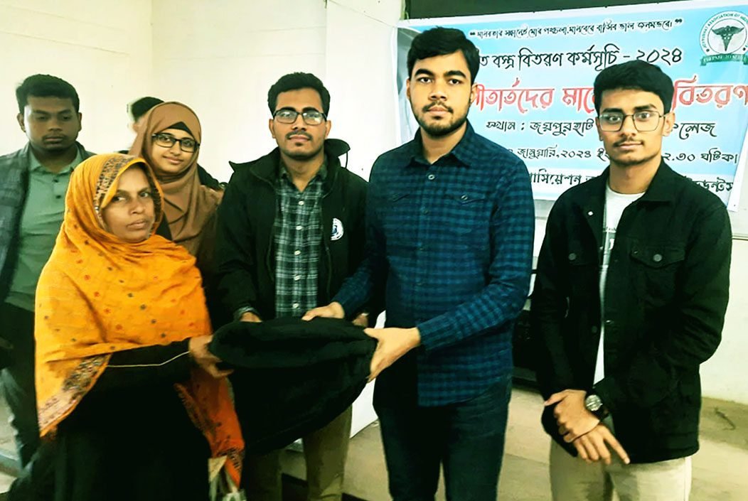 জয়পুরহাটে গরিব-দুঃখী মানুষের মাঝে কম্বল বিতরণ