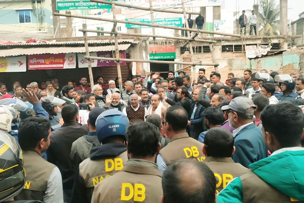 নওগাঁয় বিএনপি’র কালো পতাকা মিছিলে পুলিশের বাধা