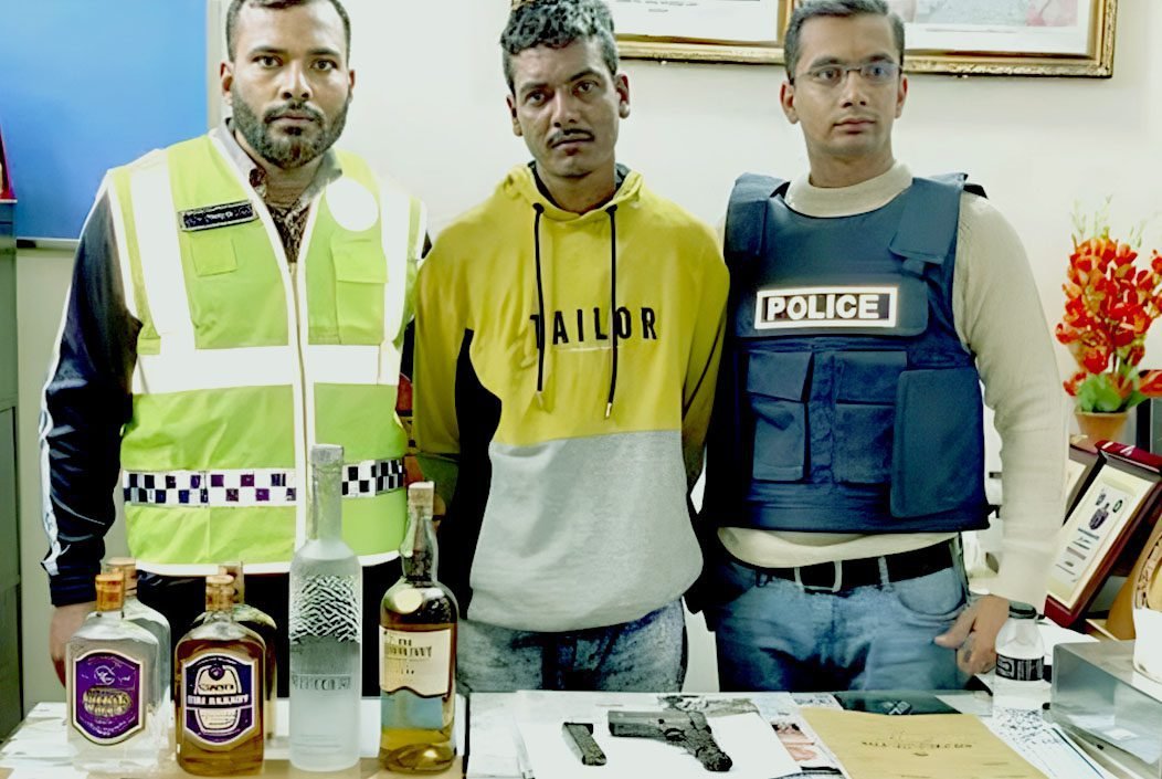 নারায়ণগঞ্জ-১ আসনের নৌকা প্রার্থীর সমর্থক বিদেশি মদ ও পিস্তলসহ আটক