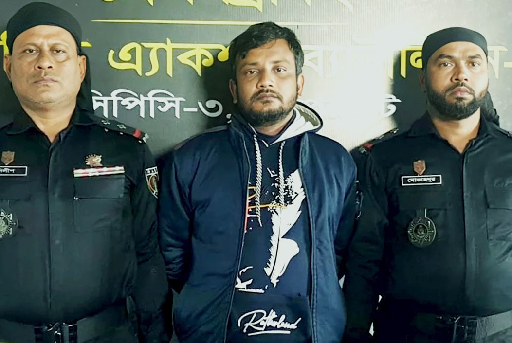 পাঁচবিবি সীমান্তে র্যাবের অভিযানে মাদকসহ আটক ১