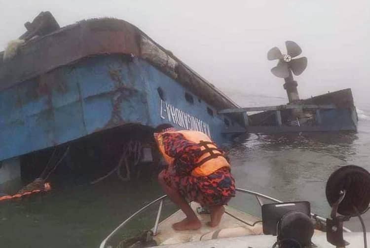 পাটুরিয়ায় ফেরি ডুবির ঘটনায় ১০ জনকে জীবিত উদ্ধার