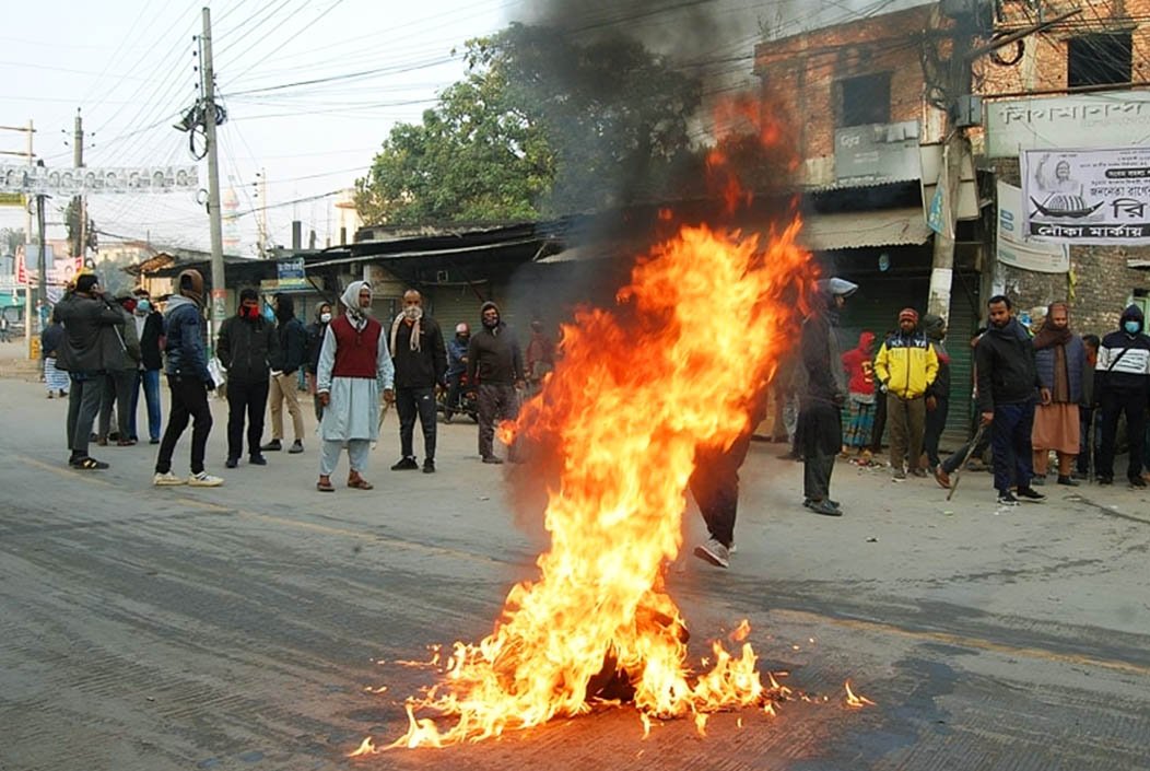বগুড়াতে রাস্তায় টায়ার জ্বালিয়ে জামায়াত-শিবিরের পিকেটিং