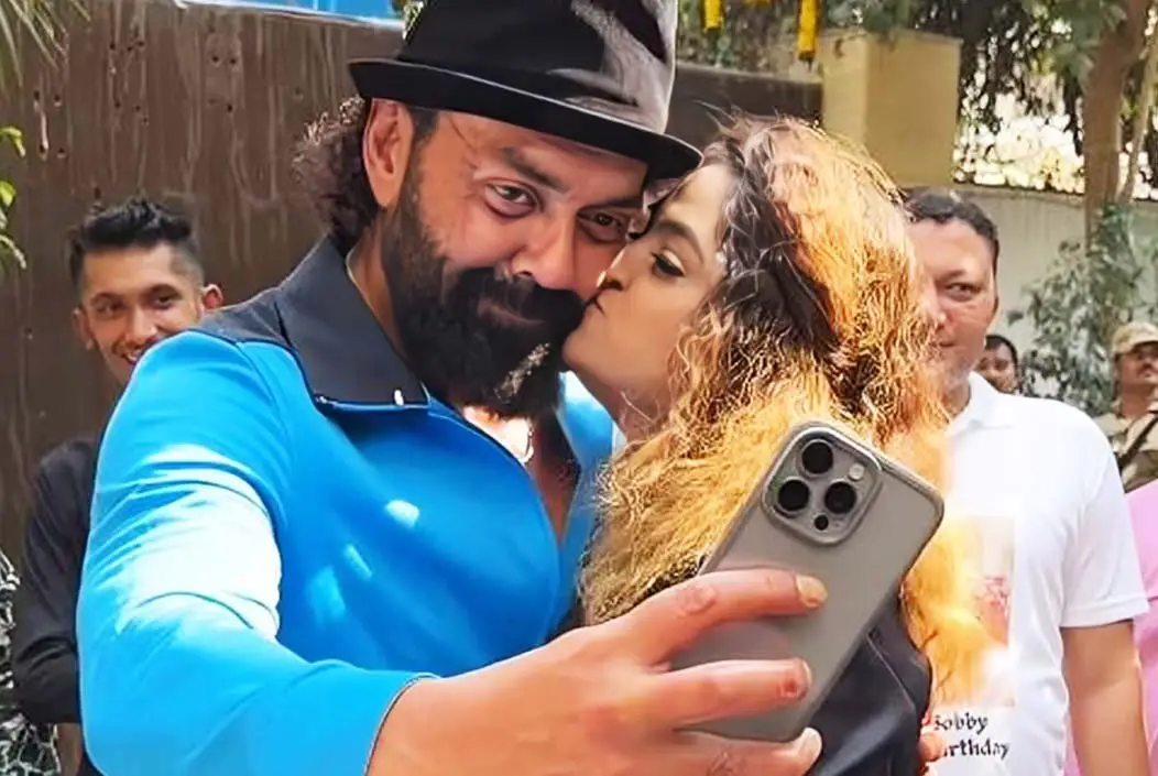 ববি দেওলের সঙ্গে সেলফি তোলার সময় চুমু খেলেন এক যুবতী