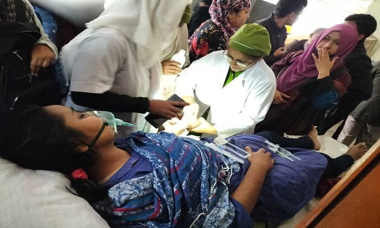 বরিশাল বিশ্ববিদ্যালয়ে ভবন থেকে পড়ে এক ছাত্রী আহত