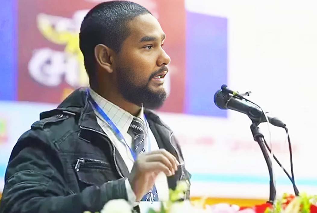 ব্র্যাক বিশ্ববিদ্যালয়ের শিক্ষক পাঠ্য বইয়ের পৃষ্ঠা ছিঁড়ে চাকরি হারালেন