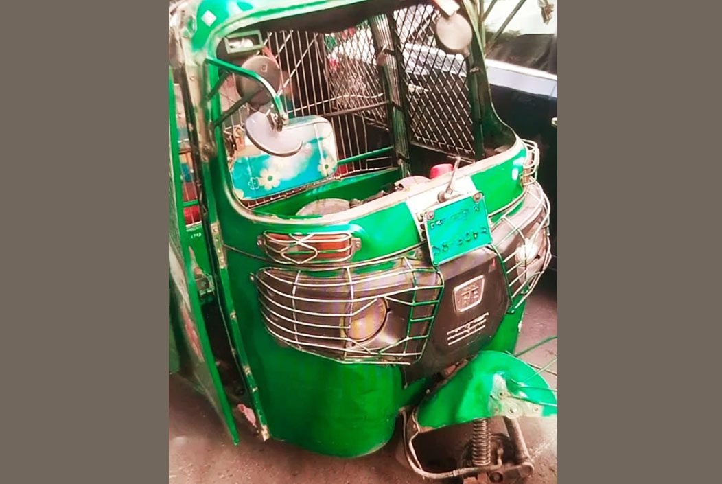 রাজধানীর হাতিরঝিলে সিএনজিচালিত অটোরিকশার চাকা ফেটে নিয়...