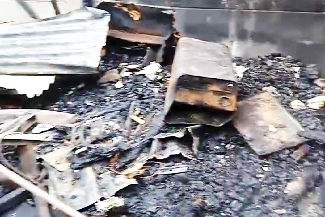 লালমনিরহাটের হাতীবান্ধায় আগুন লেগে ৯টি দোকান পুড়ে ছাই