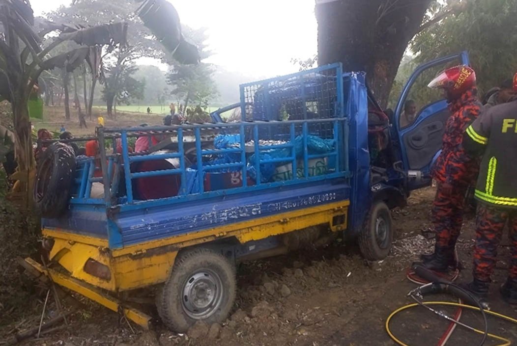 সুনামগঞ্জে মাছবাহী পিকআপ নিয়ন্ত্রণ হারিয়ে ৩ জন নিহত