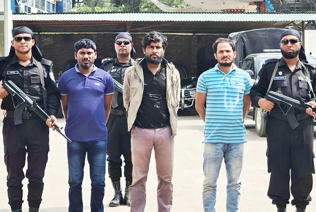 কক্সবাজারের উখিয়ায় বিদেশি অস্ত্র-গুলিসহ ৩ আরসা সন্ত্রাসী আটক